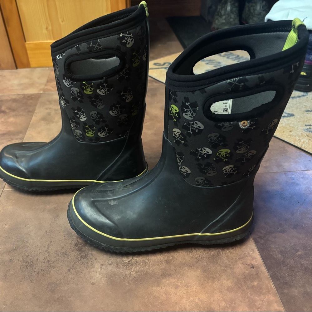 BOGS Kids Black and Green Skull boots